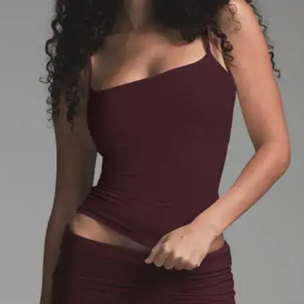 SKIMS Soft Lounge Ribbed Cami in Bordeaux